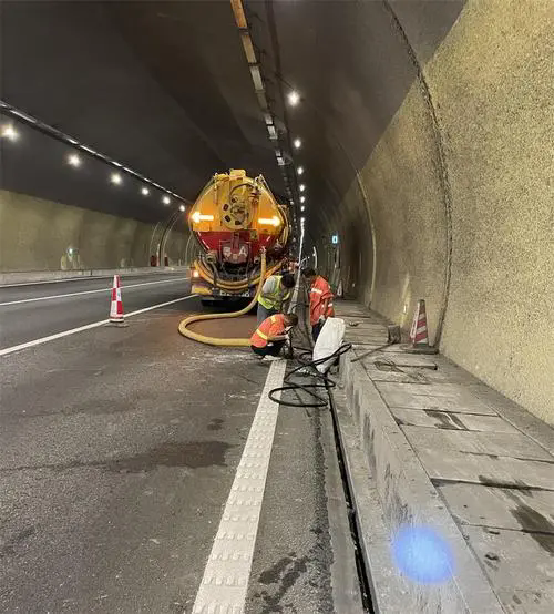 钦州隧道排水渠清淤